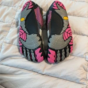 Ladies vintage toe athletic shoe